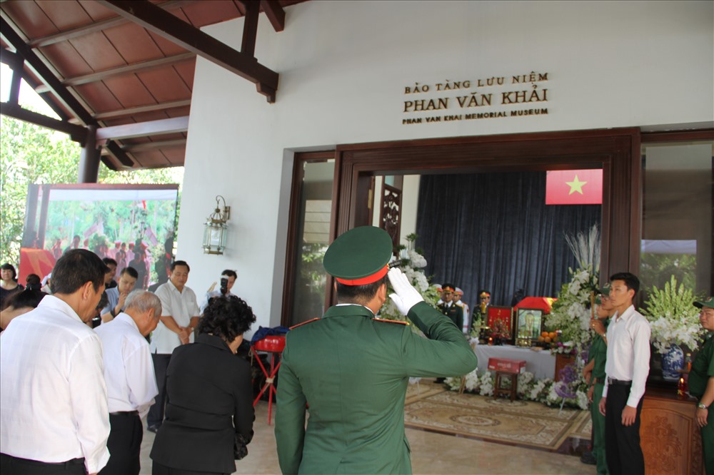 Sau lễ nhập quan, nhiều người dân thắp hương viếng nguyên Thủ tướng Phan Văn Khải.  Ảnh: M.Q 