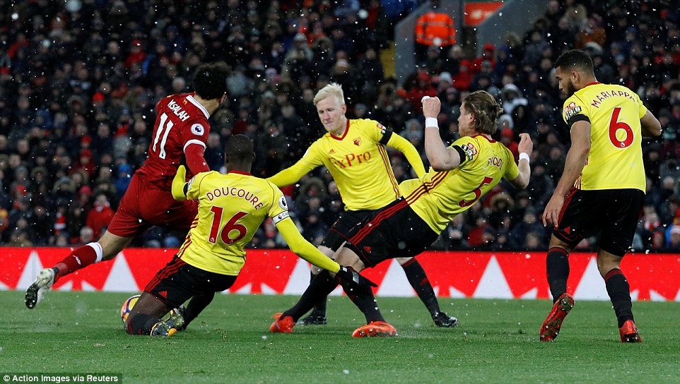 Salah (áo đỏ) khiến các hậu vệ Watford khốn khổ trong bàn nâng tỷ số lên 4-0. Ảnh: Getty Images.