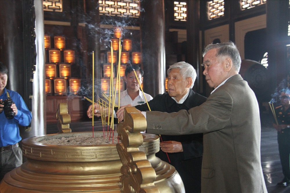 Nguyên Thủ tướng Phan Văn Khải và nguyên Tổng Bí thư Lê Khả Phiêu, tại Đền thờ Bến Dược. Ảnh: X.L