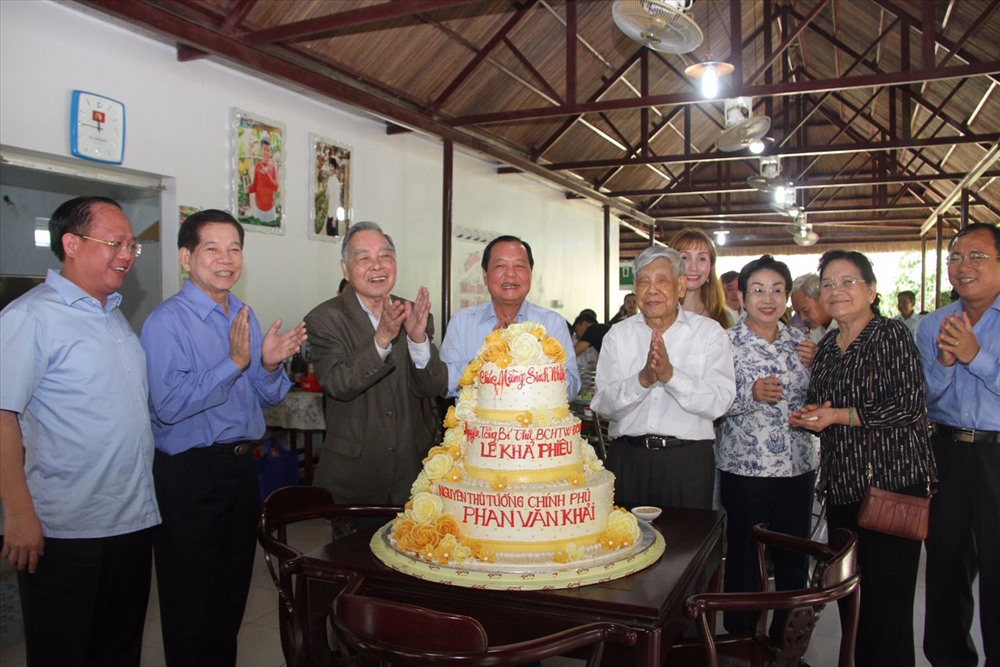 Mọi người cùng nguyên Tổng Bí thư Lê Khả Phiêu và nguyên Thủ tướng Phan Văn Khải chung vui tại lễ sinh nhật. Ảnh: X.L