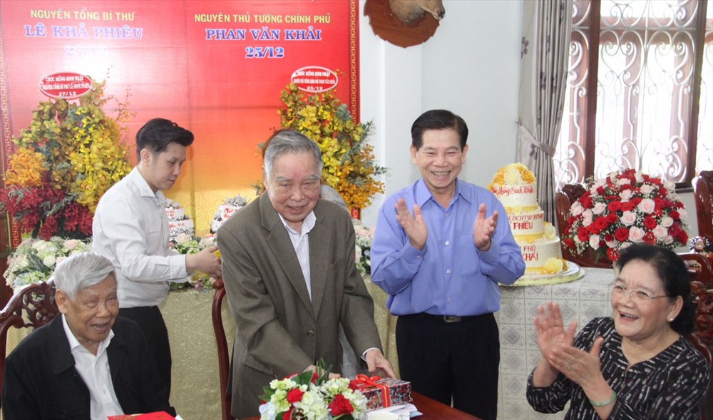 Ông Phan Văn Khải và ông Nguyễn Minh Triết, tại lễ sinh nhật. Ảnh: X.L