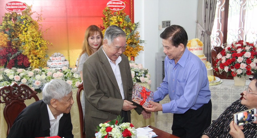 Nguyên Chủ tịch Nước Nguyễn Minh Triết chúc mừng sinh nhật nguyên Thủ tướng Phan Văn Khải. Ảnh: X.L