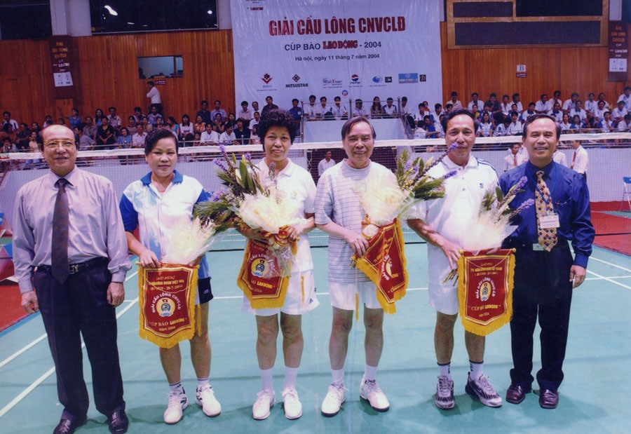 Cố Thủ tướng Phan Văn Khải (thứ nhất từ phải qua) và nguyên Chủ tịch Tổng LĐLĐVN Cù Thị Hậu (thứ ba từ trái qua) tham gia Giải cầu lông công nhân viên chức lao động do Tổng LĐLĐVN tổ chức năm 2004. Ảnh: B.L.Đ