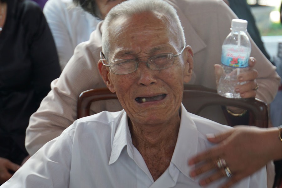 Ông Nguyễn Văn Khỏe bật khóc khi kể về nguyên Thủ tướng Phan Văn Khải (ảnh phải). Ảnh: M.Q