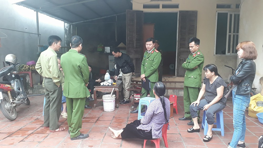Công an huyện Mê Linh tiến hành thực nghiệm hiện trường để điều tra vụ việc.