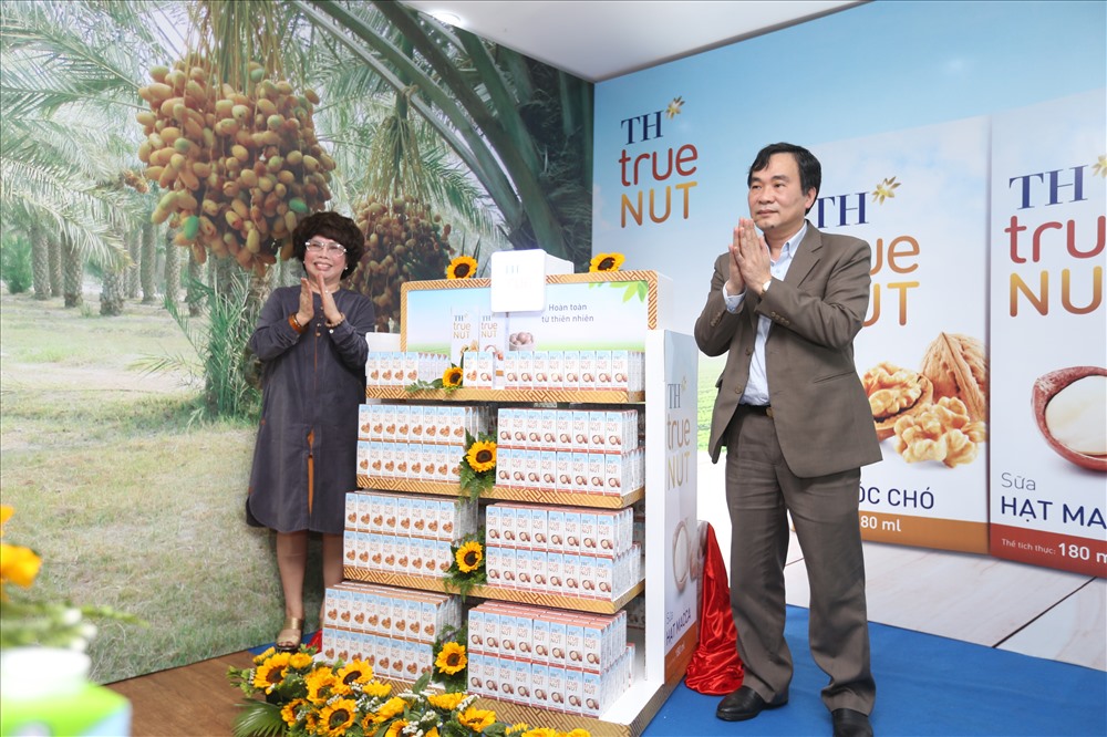  Bà Thái Hương- Nhà sáng lập tập đoàn TH và ông Ngũ Duy Anh- Vụ trưởng Vụ Giáo dục thể chất, Bộ Giáo dục và Đào tạo thực hiện nghi lễ ra mắt sản phẩm ngày 17.3.2018 tại cửa hàng TH true mart (Times city- Hà Nội)
