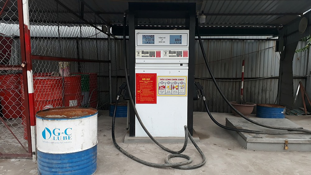 Cây dầu của nhà xe Kumho Việt Thanh nằm cạnh trường tiểu học Nam Trung Yên.
