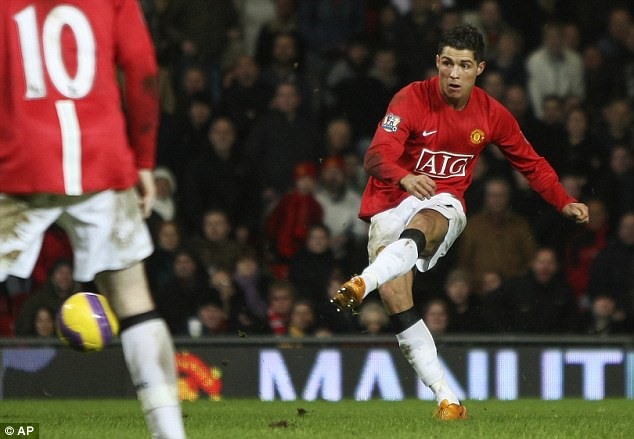 Ronaldo trong màu áo M.U năm 2008. Ảnh: AP.