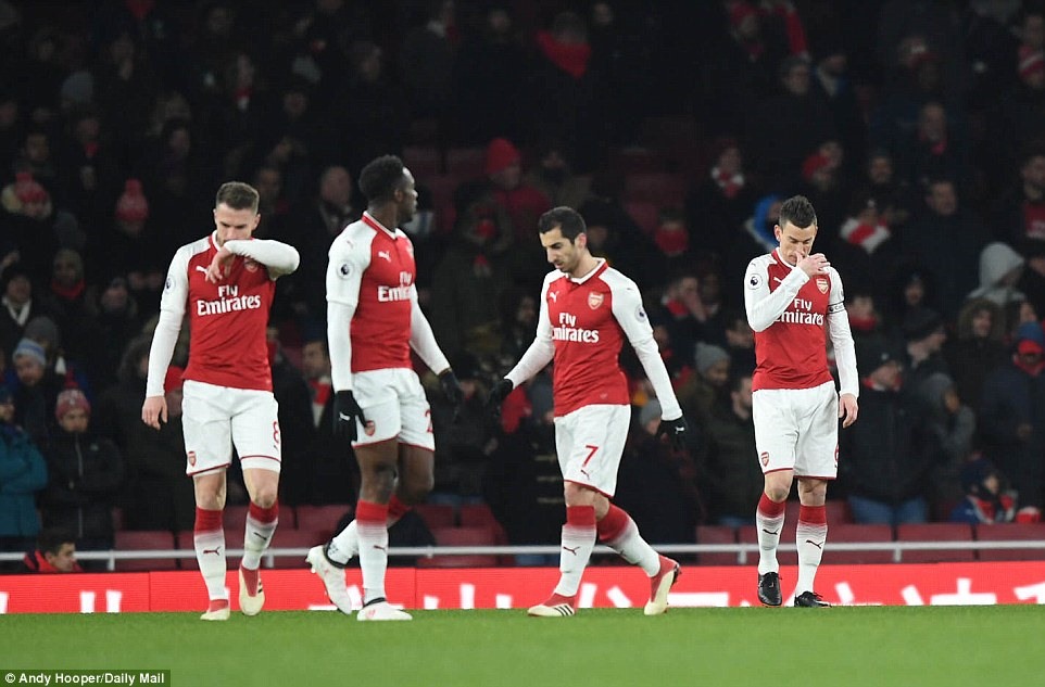 Arsenal đang là một con tàu đắm đúng nghĩa. Ảnh: Daily Mail.