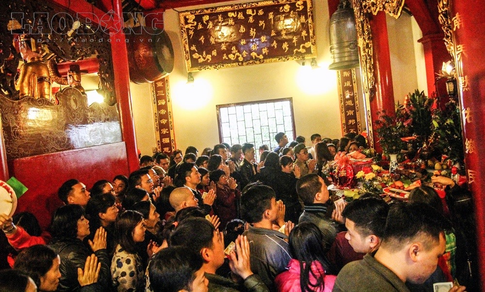 Hàng trăm người khấn vái tại chính điện thờ Thánh mẫu Liễu Hạnh.