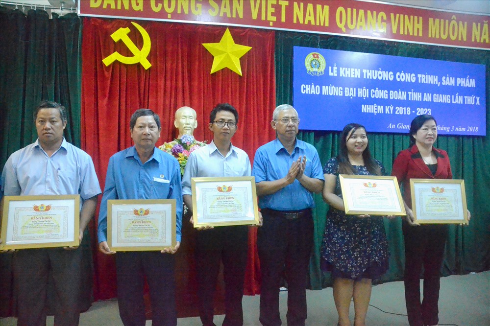 Chủ tịch LĐLĐ An Giang Nguyễn Thiện Phú trao Bằng khen LĐLĐ cho 7 tập thể và 02 cá nhân tiêu biểu. (Ảnh: Lục Tùng)