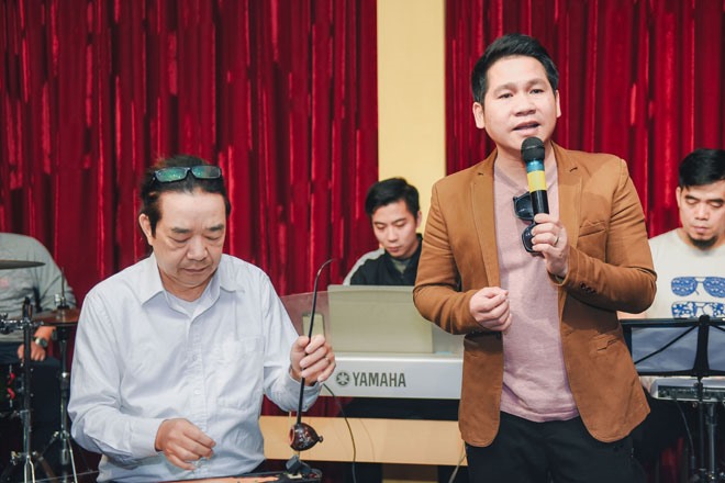 Ca sĩ Trọng Tấn và nghệ sĩ Phạm Đức Thành tập luyện cho liveshow sắp tới. 
