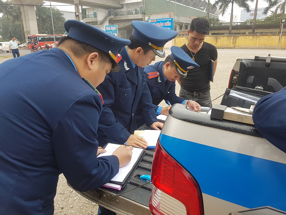Đội Thanh tra giao thông vận tải quận Hà Đông đã tiến hành kiểm tra và xử phạt bãi đỗ xe trái phép và các phương tiện vi phạm.