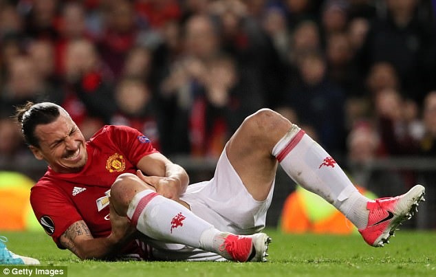 Ibrahimovic gặp chấn thương hồi tháng 4 năm ngoái khi thi đấu ở Europa League. Ảnh: Getty Images.