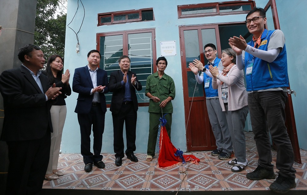 Đại diện CĐ Ngân hàng Kookmin (Hàn Quốc) và TT Giao lưu Văn hoá Việt Hàn và CĐ Ngân hàng VN trao nhà cho CNLĐ nghèo.