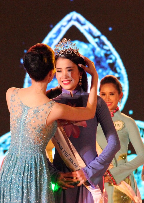 Năm 2015, Nam Em đăng quang cuộc thi Hoa khôi Đồng bằng sông Cửu Long. Với danh hiệu này, người đẹp dần được nhiều người biết tới.