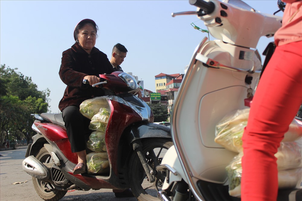 Nhiều người dân Hà Nội mua hàng chục cân củ cải.