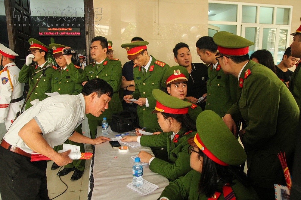 Sáng 20/3, tại nhà tang lễ Bệnh viện Bạch Mai, đồng đội và gia đình đau buồn tổ chức lễ tang cho đồng chí thượng sĩ Chử Văn Khánh (SN 1993), thuộc Phòng Cảnh sát PCCC số 12 (Cảnh sát PCCC Thành phố Hà Nội).