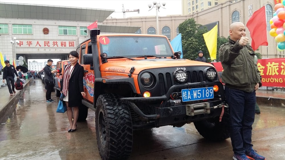 Xe tự lái Trung Quốc đợi làm thủ tục vào Móng Cái tại lễ khai trương dịch vụ xe tự lái qua lại giữa Đông Hưng - Móng Cái ngày 9.11.2016. Ảnh: Nguyễn Hùng