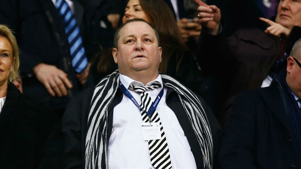 Ông chủ Mike Ashley của Newcastle có khối tài sản ước tính 3,7 tỷ USD (theo Forbes). Ảnh: AP.