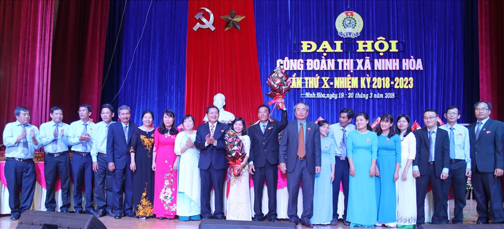 BCH LĐLĐ Thị xã Ninh Hòa nhiệm kỳ 2018-2023 ra mắt đại hội. Ảnh: T.T