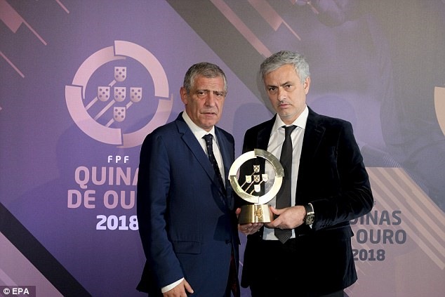Jose Mourinho (phải) và giải thưởng thành tựu. Ảnh: AP.