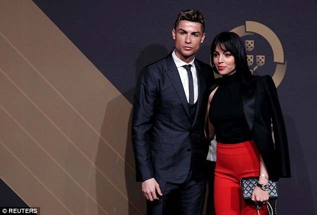 Ronaldo và bạn gái Geogrina. Ảnh: Reuters.