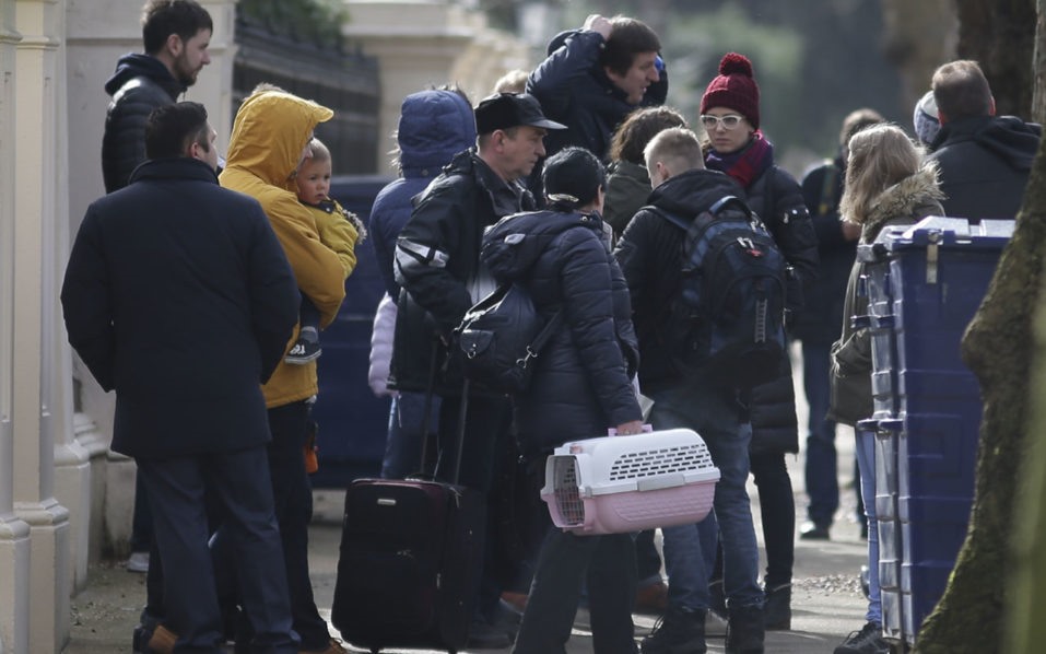 Ngày 20.3, các nhà ngoại giao Nga bị trục xuất và gia đình lên đường về nước. Ảnh: AFP. 