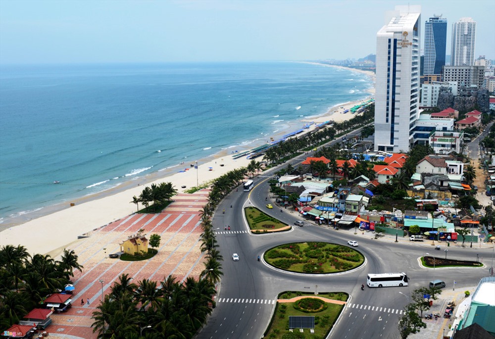 Bãi biển Mỹ Khê có các bãi tắm gồm: bãi tắm Phạm Văn Đồng, bãi tắm T20 và bãi tắm 1,2,3 để du khách lựa chọn. Ảnh: Minh Hoàng - Đắc Đức.