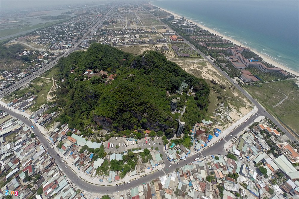 Ngũ Hành Sơn nằm cách trung tâm Đà Nẵng 8 km về phía Đông Nam. Ảnh: Lê Hiếu - Mạnh Thắng