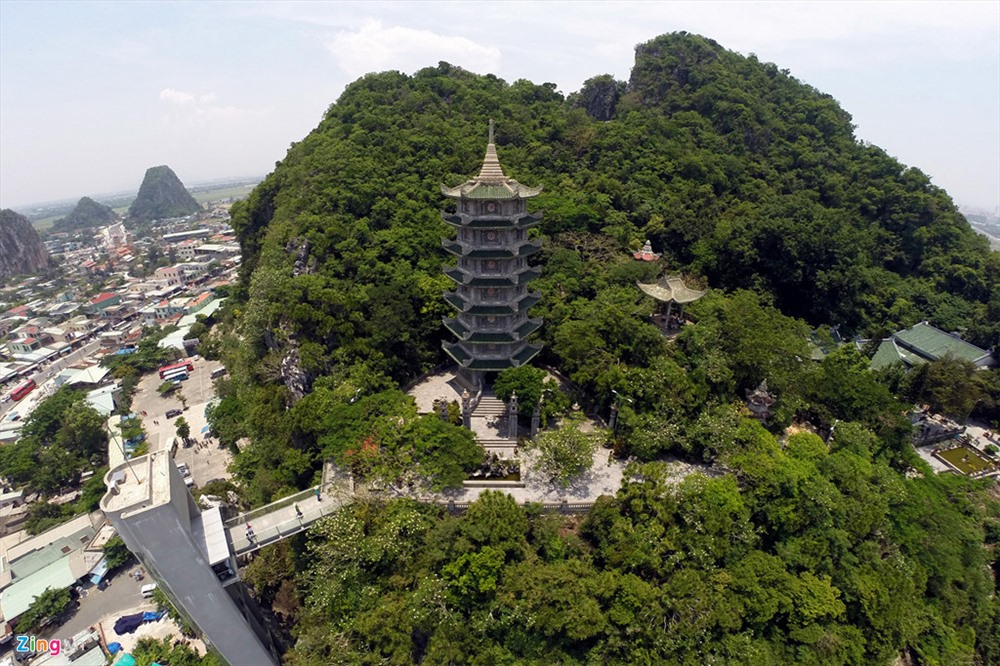 Thủy Sơn là ngọn núi cao nhất với chiều cao 106 m. Ảnh: Lê Hiếu - Mạnh Thắng