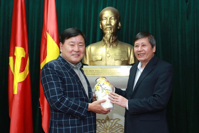 Phó Chủ tịch thường trực Tổng LĐLĐVN Trần Thanh Hải (bên phải) trao quà của Tổng LĐLĐVN cho LHCĐ Hàn Quốc. Ảnh: Hải Nguyễn