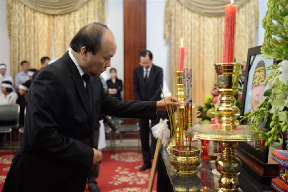 Thủ tướng Nguyễn Xuân Phúc thắp hương tưởng nhớ nguyên Thủ tướng Phan Văn Khải. Ảnh: VGP
