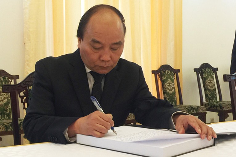 Thủ tướng Nguyễn Xuân Phúc ghi sổ tang tưởng nhớ nguyên Thủ tướng Phan Văn Khải. Ảnh: VGP