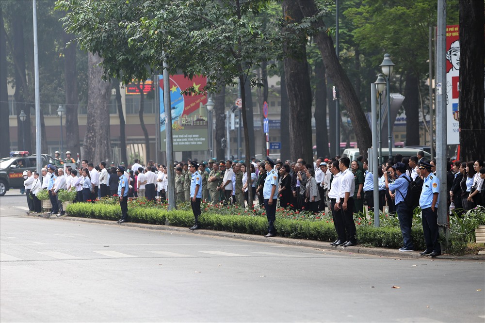 Ngay từ sáng sớm, hàng nghìn người đã tập trung trước các khu vực xung quanh Hội trường Thống Nhất. Ảnh: Trường Sơn