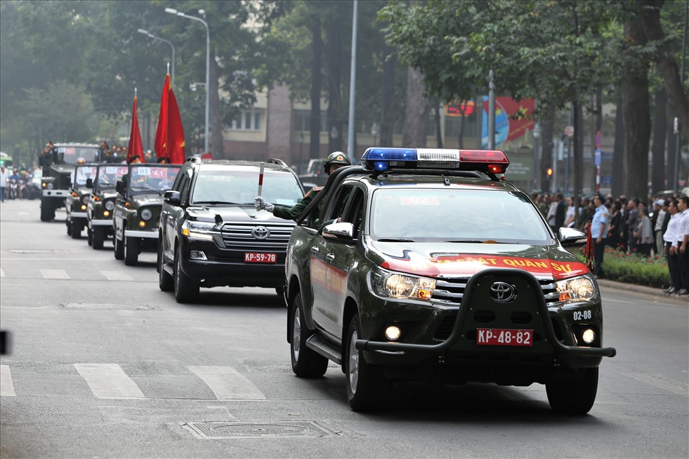 8h30, dòng người lưu thông trên các tuyến đường tạm dừng để nhường đường cho đoàn xe chỏ thủ tướng Phan Văn Khải đi qua. Ảnh: Trường Sơn