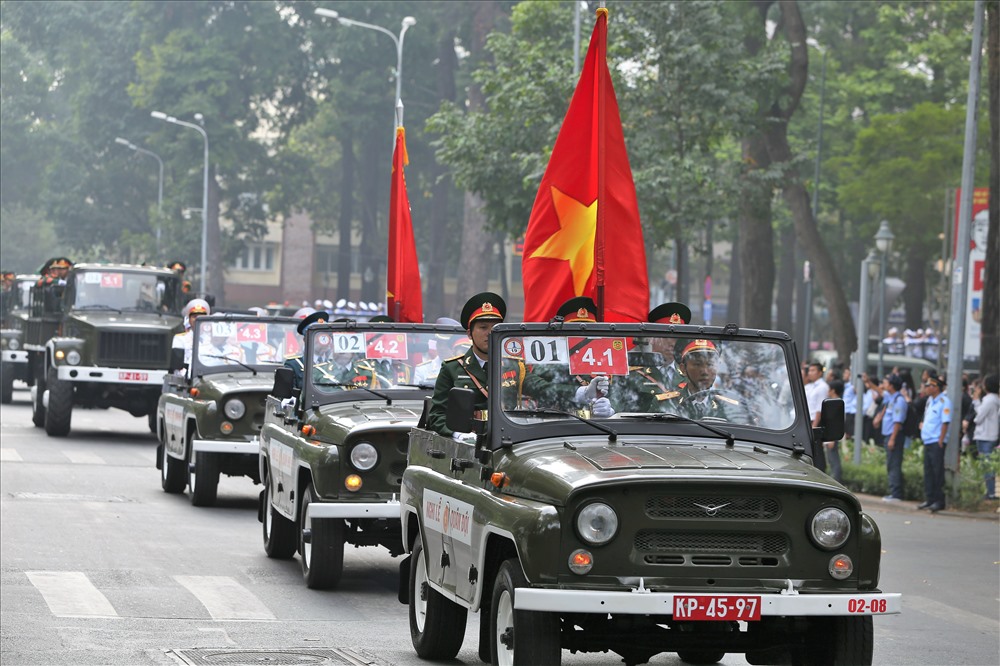 Xe chở di ảnh của cố thủ tướng Phan Văn Khải đi qua trước hàng nghìn người dân đưa tiễn. Ảnh: Trường Sơn