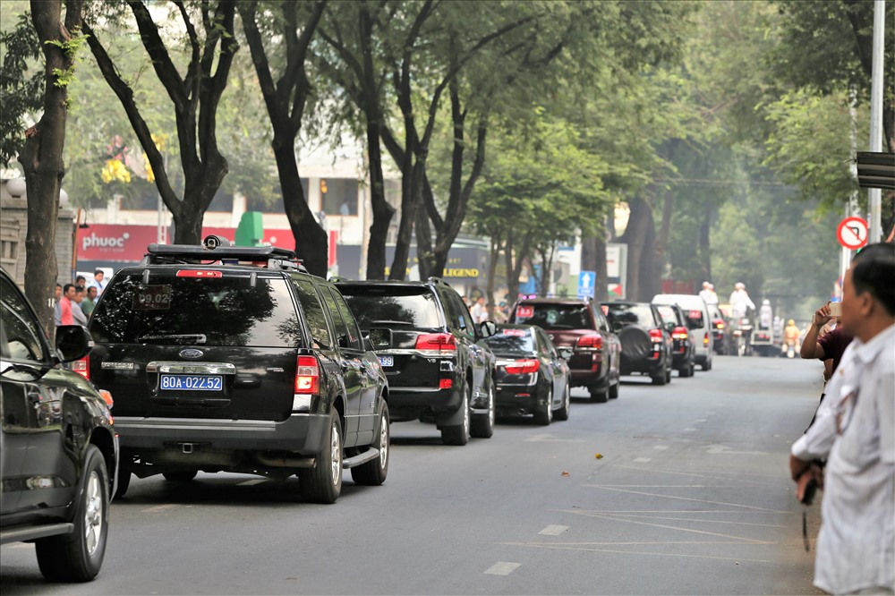 Đoàn xe chầm chậm tiến qua các tuyến phố trước khi đưa linh cữu cố thủ tướng Phan Văn Khải về với quê hương đất thép Củ Chi. Ảnh: Trường Sơn
