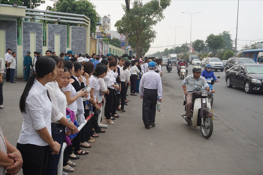 Người dân đứng đón linh cữu cố Thủ tướng trên quốc lộ 22