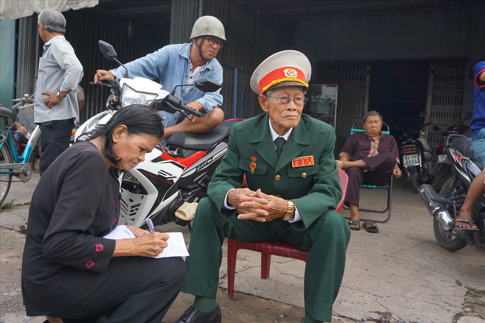 Ông Phan Thành (86 tuổi, xã Tân Phú Trung, huyện Củ Chi) ra quốc lộ 22 từ sáng sớm đón linh cữu cố Thủ tướng 