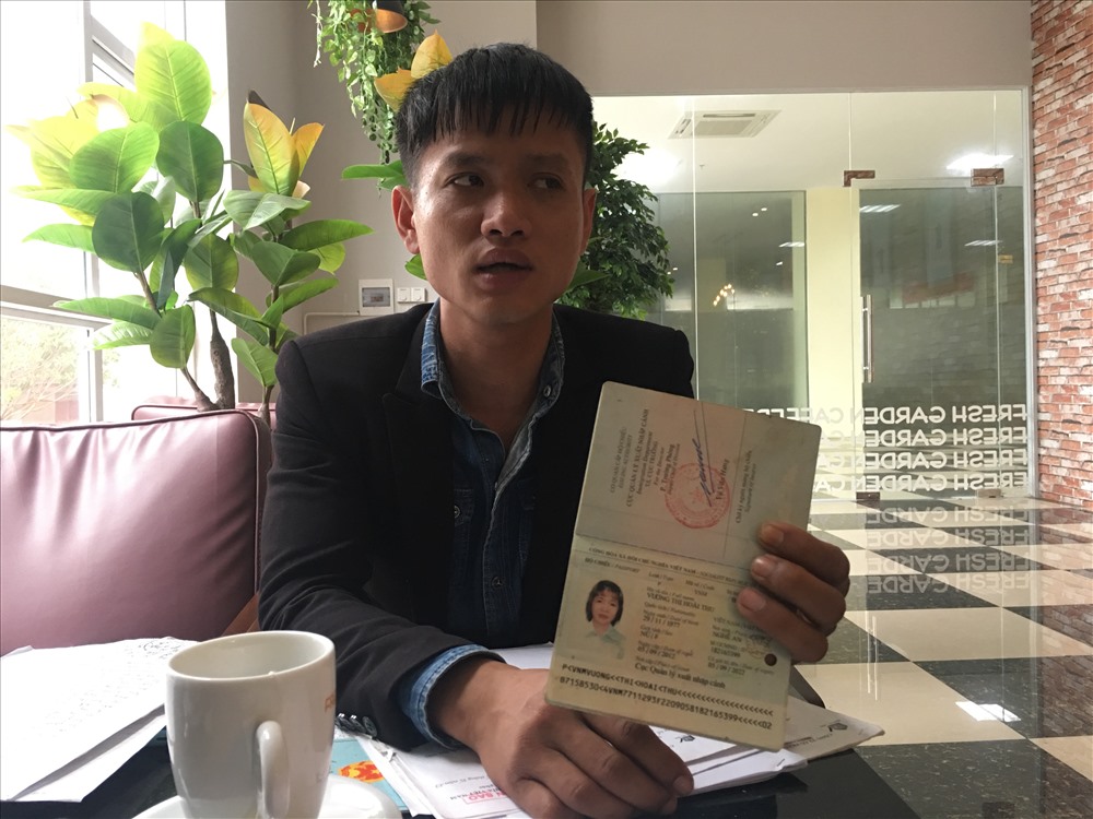 Anh Đinh Văn Chính phản ánh vụ việc với phóng viên Báo Lao Động. Ảnh: H.A