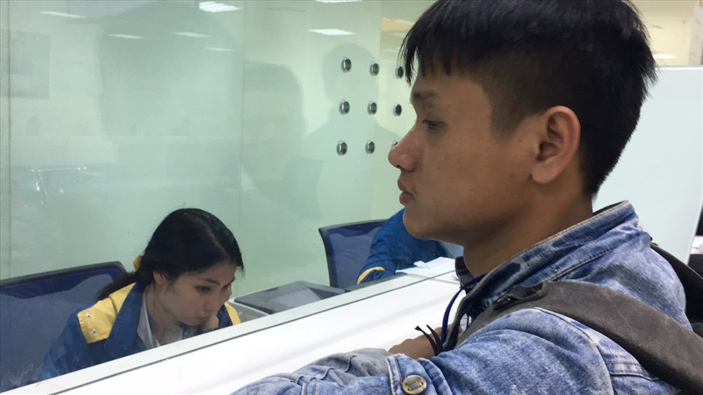 Anh Chính làm thủ tục nhận thi hài mẹ ở Ga hàng hóa ALS (sân bay Nội Bài).