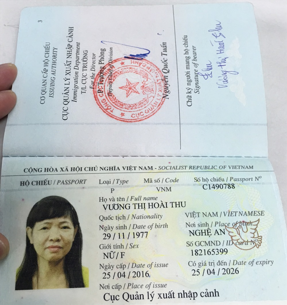 Hộ chiếu có tên Vương Thị Hoài Thu nhưng lại mang ảnh bà Bình.