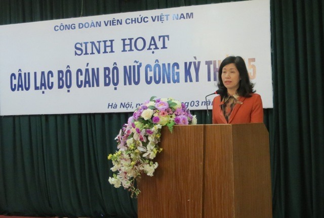 Bà Phan Phương Hạnh - Phó Chủ tịch CĐ Viên chức VN phát biểu khai mạc kỳ sinh hoạt thứ 15 của Câu lạc bộ Nữ công CĐ Viên chức VN. Ảnh: Xuân Trường