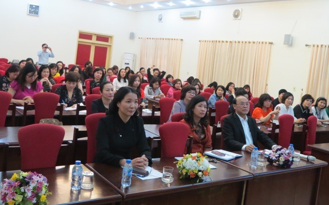 Các hội viên Câu lạc bộ Nữ công CĐ Viên chức VN và đại biểu tham dự tại buổi sinh hoạt. Ảnh: Xuân Trường