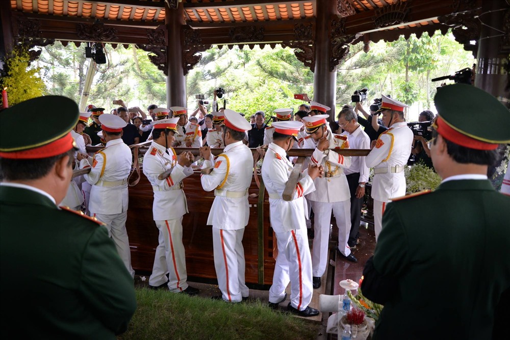 Linh cữu của nguyên Thủ tướng Phan Văn Khải đã được đưa vào khu vực an táng.
