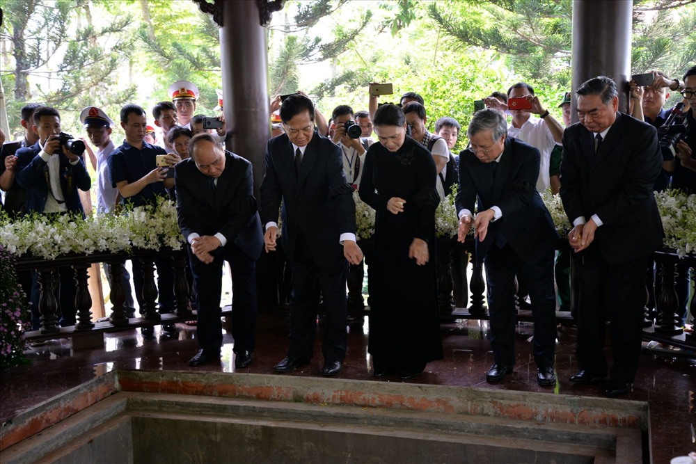 Lãnh đạo, nguyên lãnh đạo Đảng, Nhà nước và gia đình thả nắm đất đầu tiên lên mộ nguyên Thủ tướng Phan Văn Khải. Sau khi lấp mộ và phủ vòng hoa, mọi người đi vòng quanh mộ và dành một phút mặc niệm tưởng nhớ người con ưu tú của đất thép thành đồng.