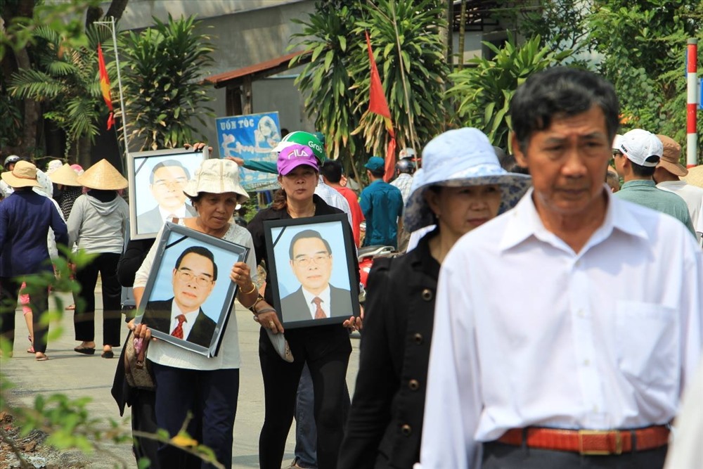 Người dân cầm theo di ảnh đến nhà riêng cố Thủ tướng Phan Văn Khải tiễn ông về đất mẹ