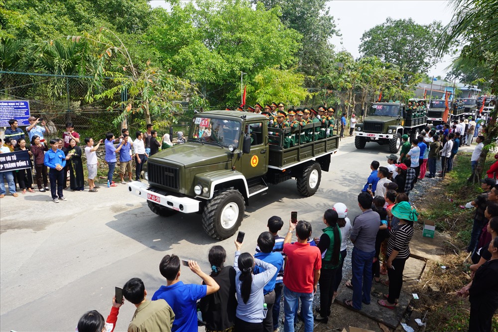 10h, đoàn xe đưa linh cữu nguyên Thủ tướng Phan Văn Khải về tới quê nhà ấp Chánh, xã Tân Thông Hội, huyện Củ Chi.