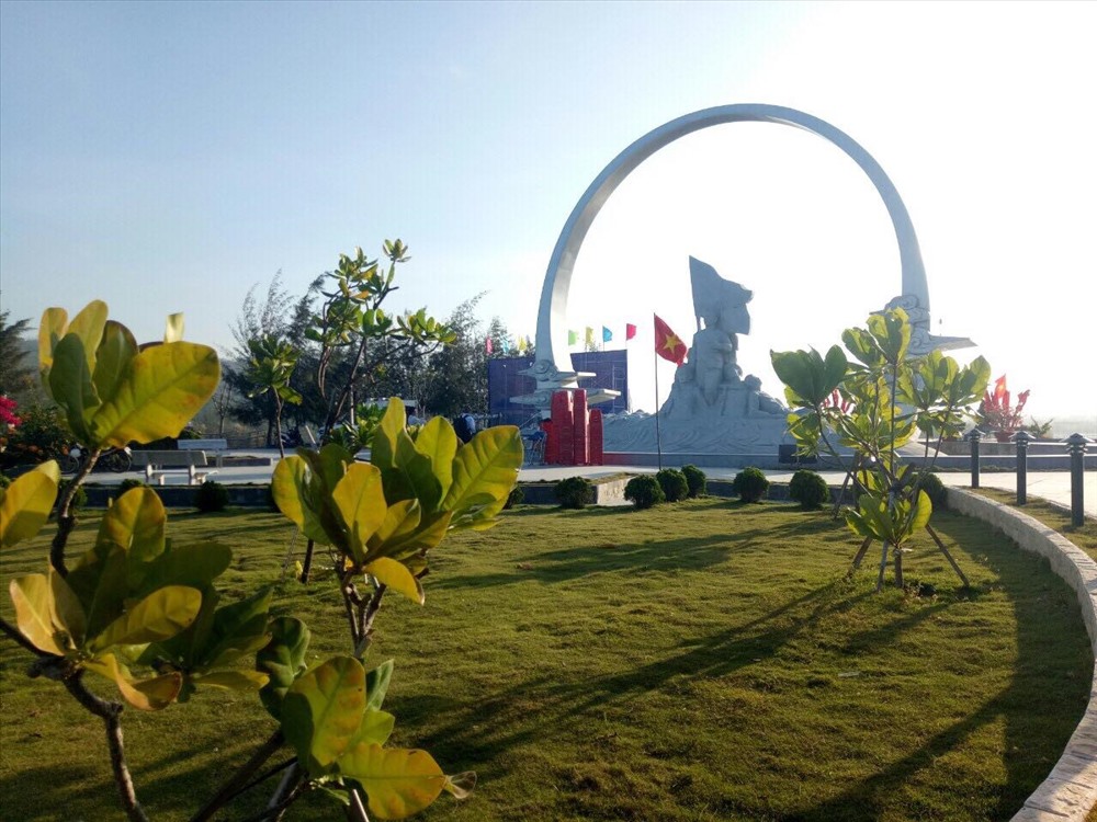 Cây vàng vuông xanh tươi được đưa từ Trường Sa về trồng ở Khu tưởng niệm chiến sĩ Gạc Ma.